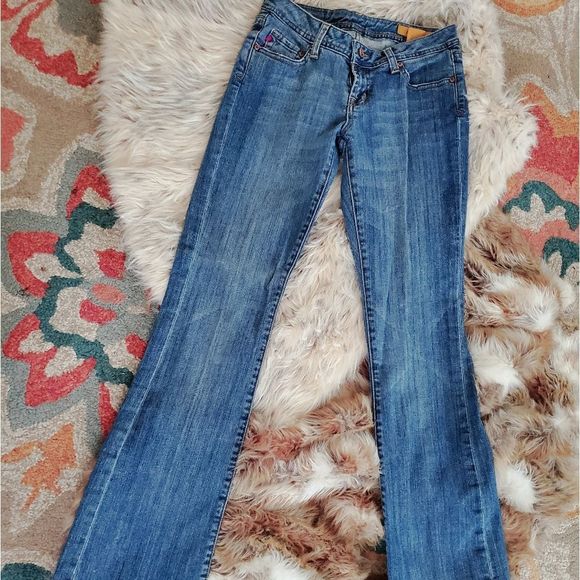 SEVEN7 DENIM JEANS IN CLASSIC FLARE MEDIUM WASH DISTRESSED TONE WITH STRETCH - Picture 2 of 11